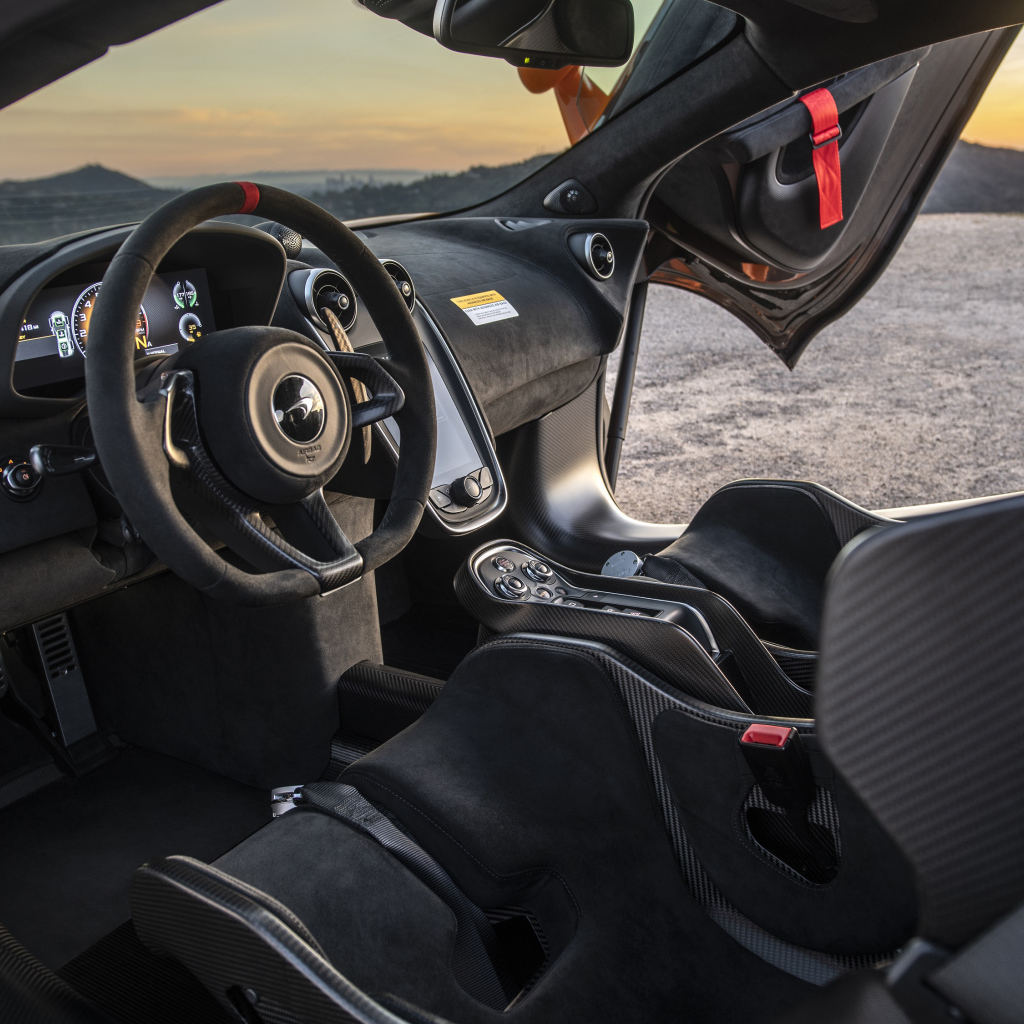 Салон автомобиля McLaren 620R, 2021 года