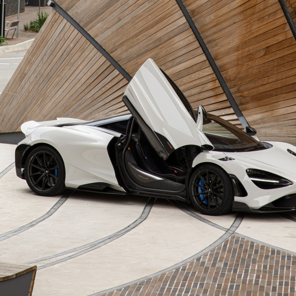 Белый быстрый автомобиль McLaren 765LT, 2021 года