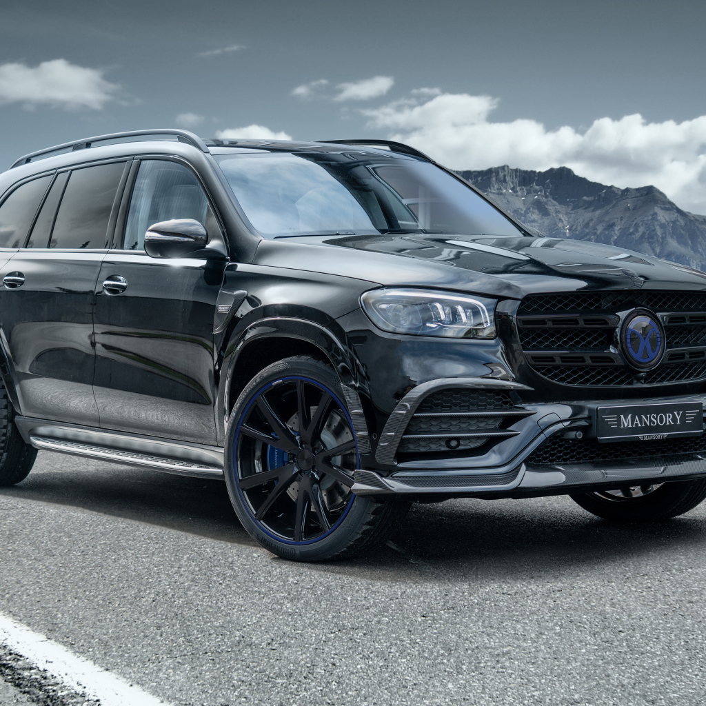 Автомобиль Mansory Mercedes-Benz GLS-Klasse 2021 года на фоне гор