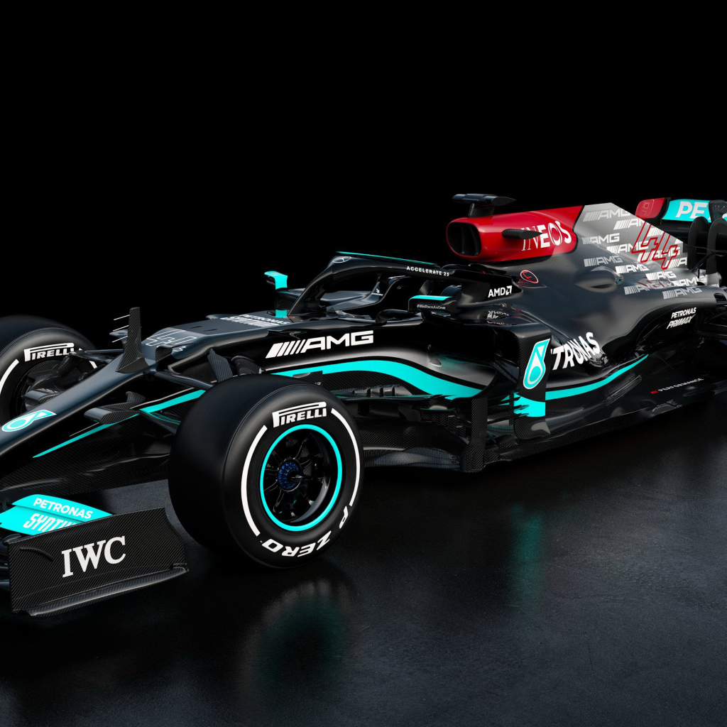 Гоночный автомобиль Mercedes-AMG F1 W12 E Performance 2021  года на черном фоне