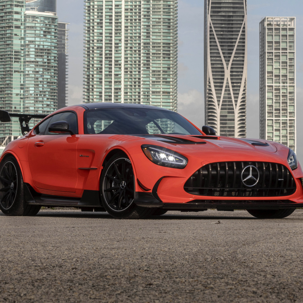 Красный автомобиль Mercedes-AMG GT Black Series 2021 года