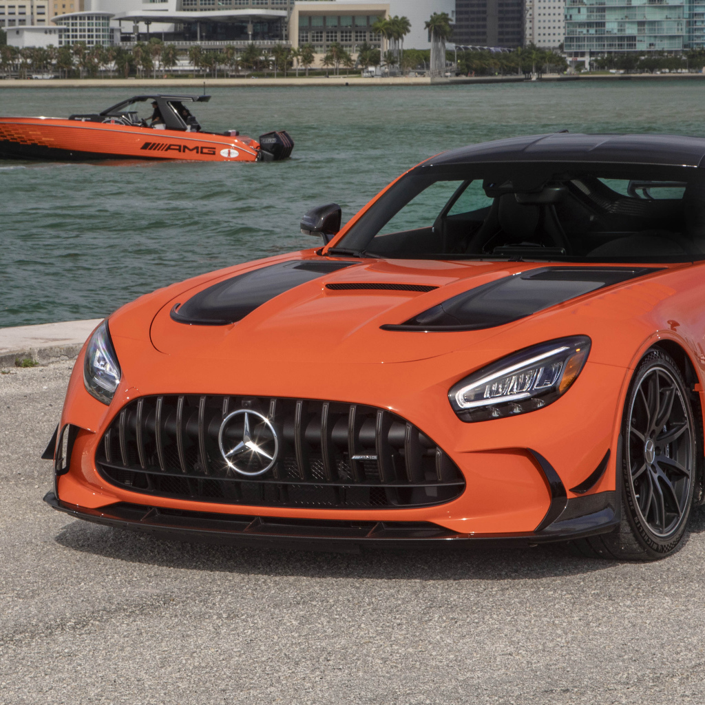 Оранжевый автомобиль Mercedes-AMG GT Black Series 2021 года у воды