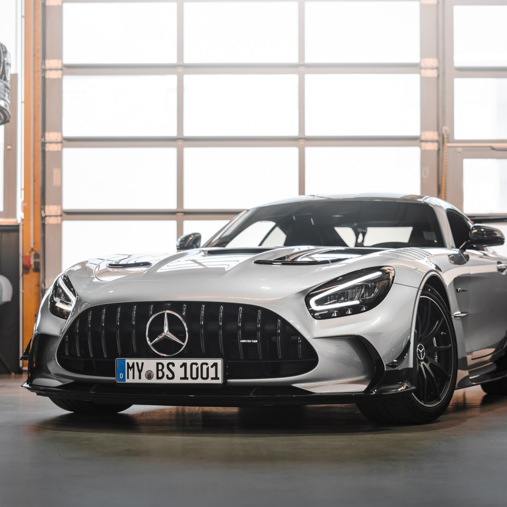 Серебристый автомобиль Mercedes-AMG GT Black Series 2021 года в гараже