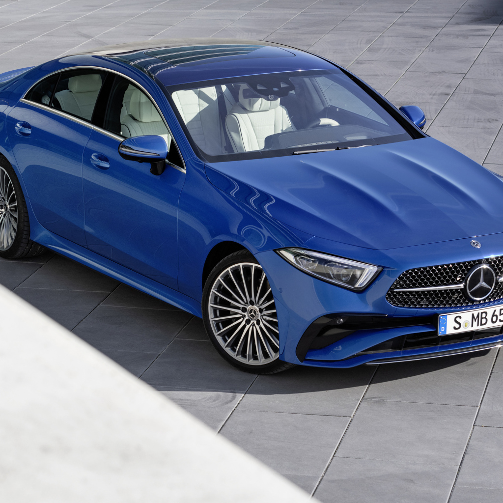 Синий стильный автомобиль Mercedes-Benz CLS 350 AMG Line 2021 года