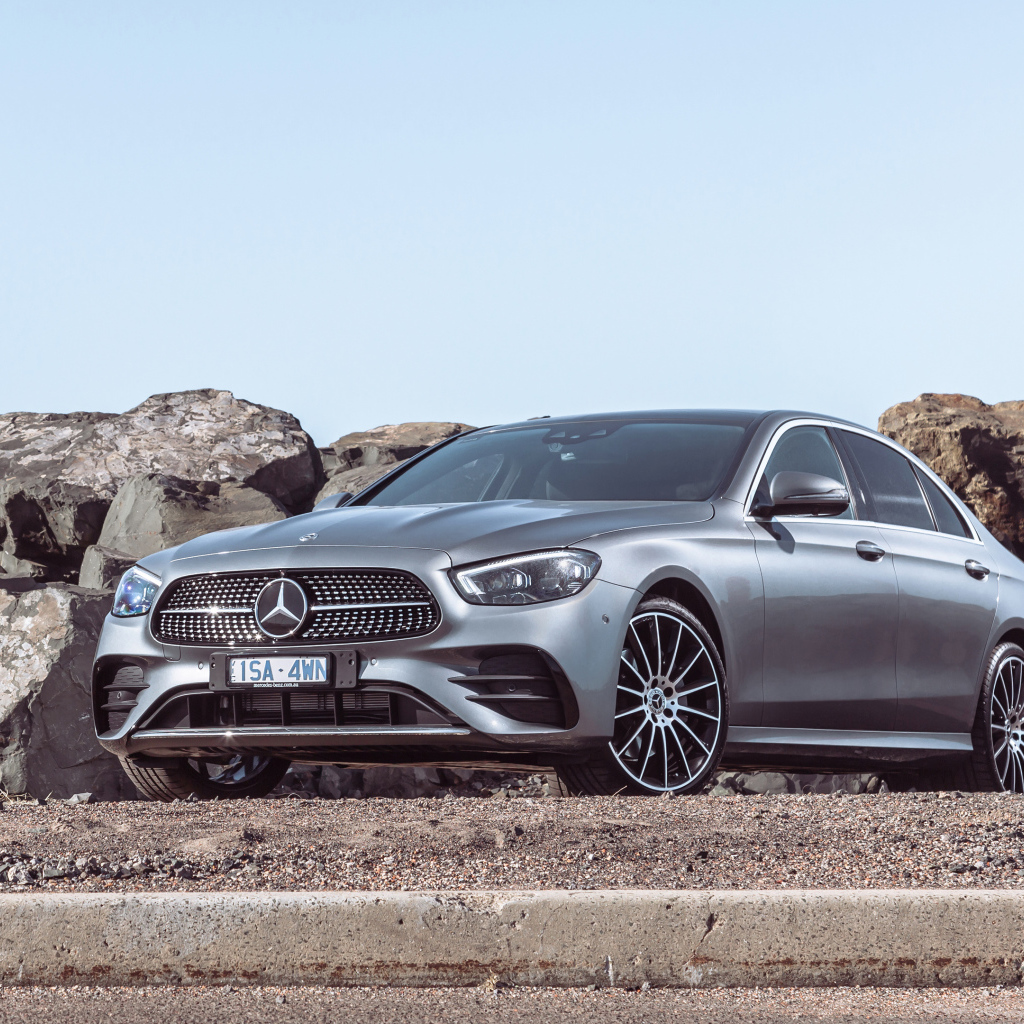 Серебристый автомобиль Mercedes-Benz E 350 AMG Line 2021 года