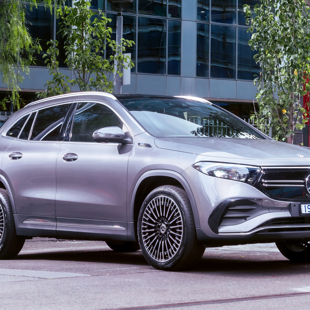 Серебристый автомобиль Mercedes-Benz EQA 250 AMG Line 2021 года