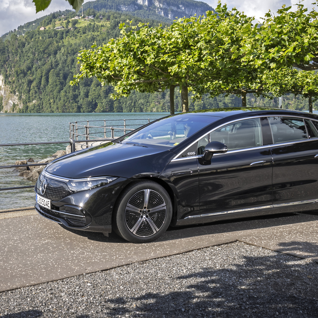 Автомобиль Mercedes-Benz EQS 580 4MATIC 2021 года на фоне гор