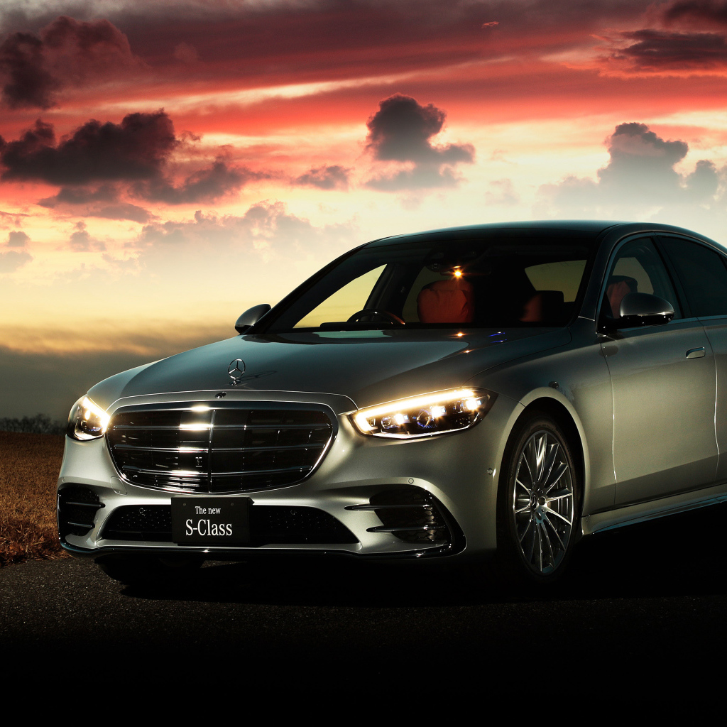 Автомобиль Mercedes-Benz S-Class S500 4MATIC Lang AMG Line 2021 года на фоне неба