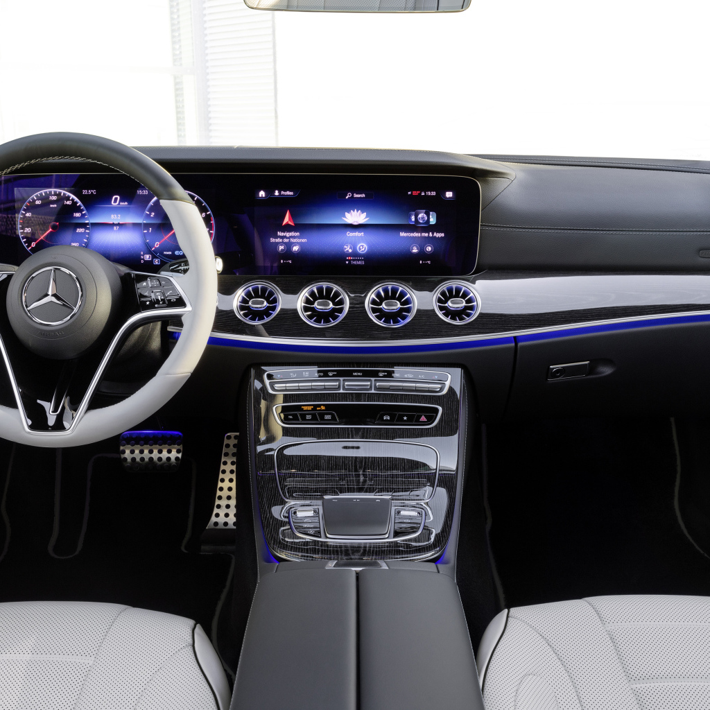 Красивый салон автомобиля Mercedes-Benz CLS 350 AMG Line 2021 года