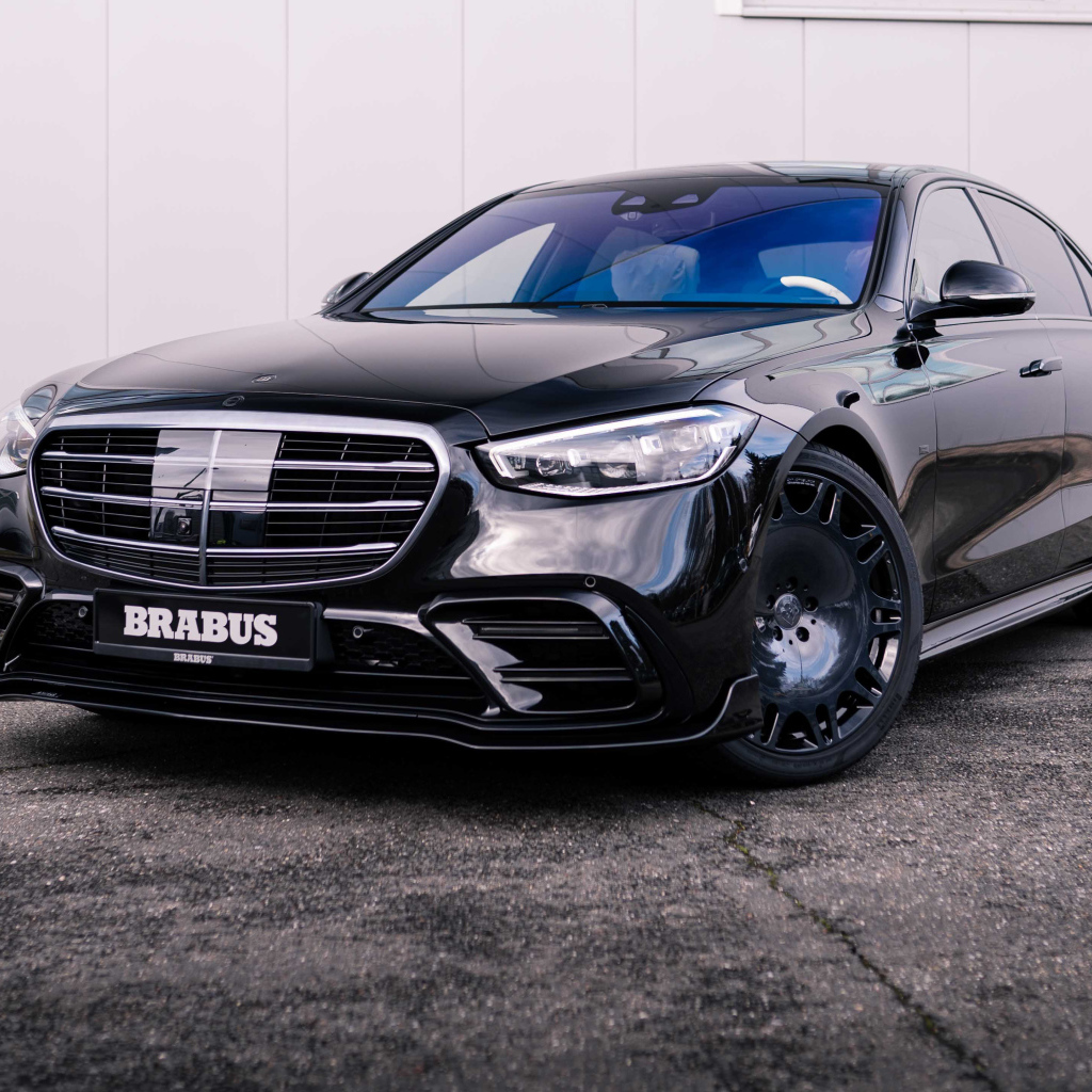 Черный автомобиль BRABUS 500 Mercedes-Benz S 500 L 4MATIC 2021