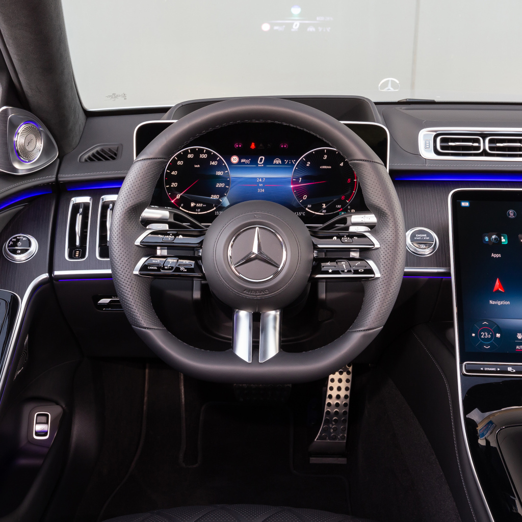 Черный кожаный салон автомобиля Mercedes-Benz S 350 D AMG Line