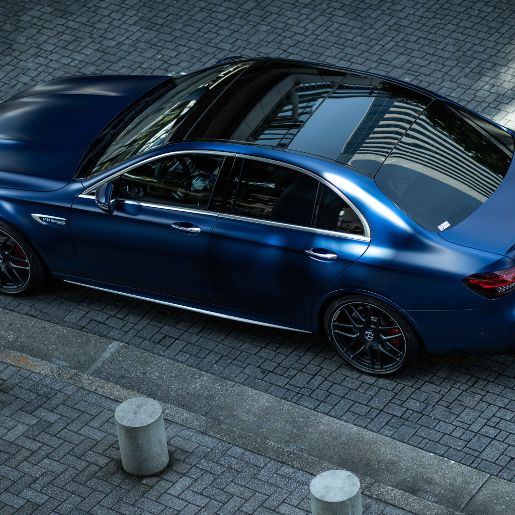 Синий автомобиль Mercedes-AMG E 63 S 4MATIC+ вид сзади