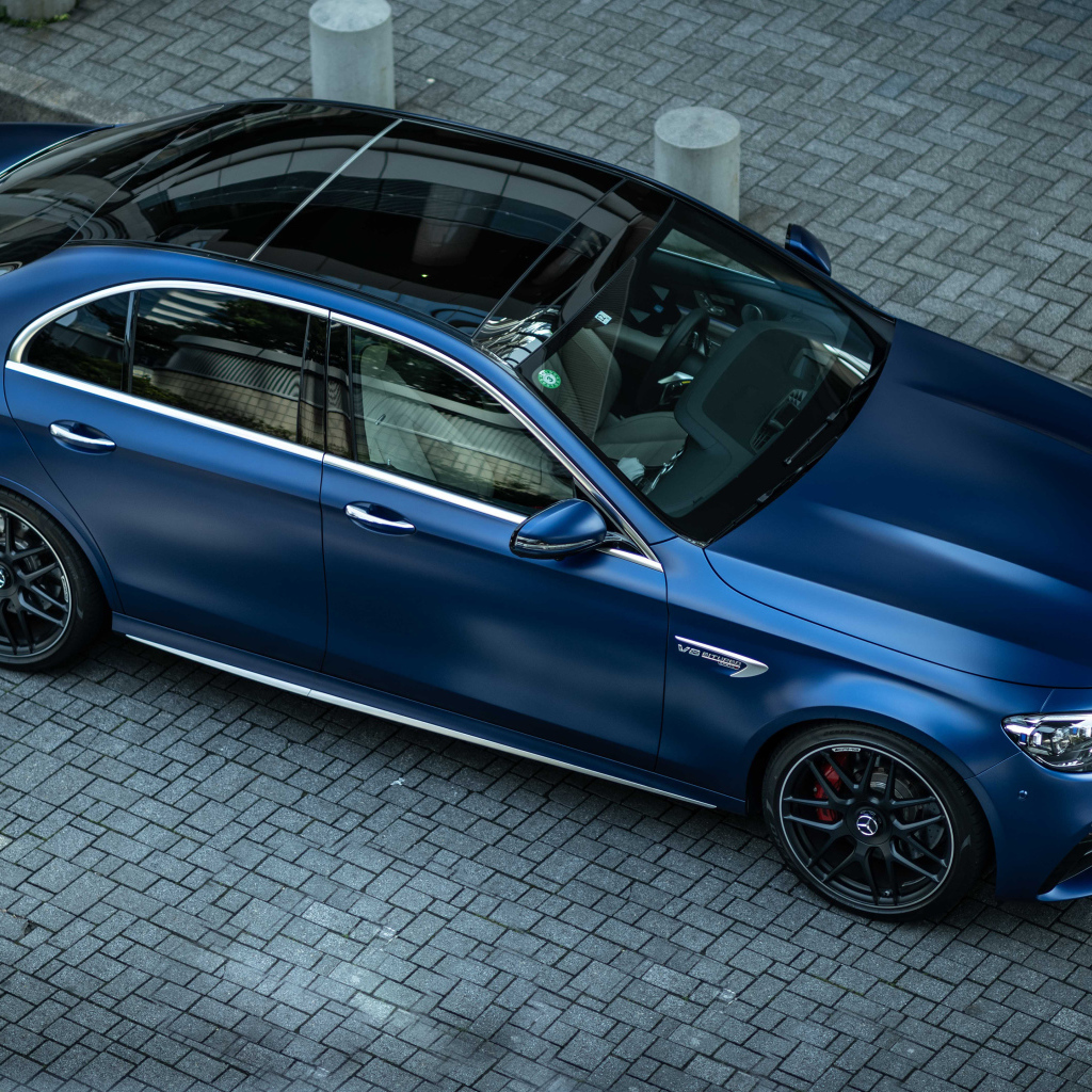 Синий автомобиль Mercedes-AMG E 63 S 4MATIC+ вид сверху