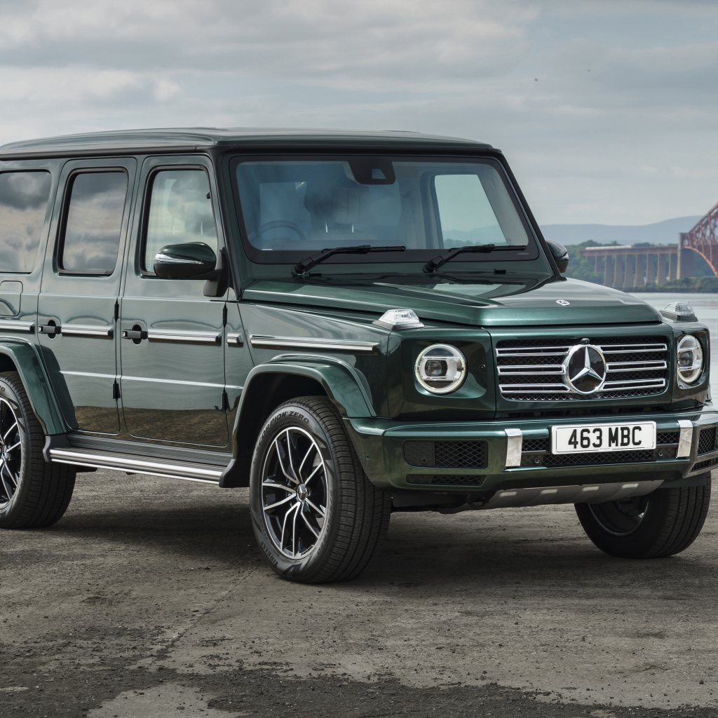 Зеленый Mercedes-Benz G 400 D AMG Line 2021 года у реки