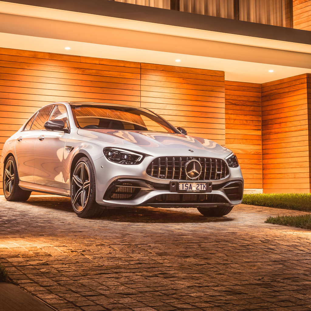 Автомобиль Mercedes-AMG E 63 S 4MATIC+ 2021  у гаража