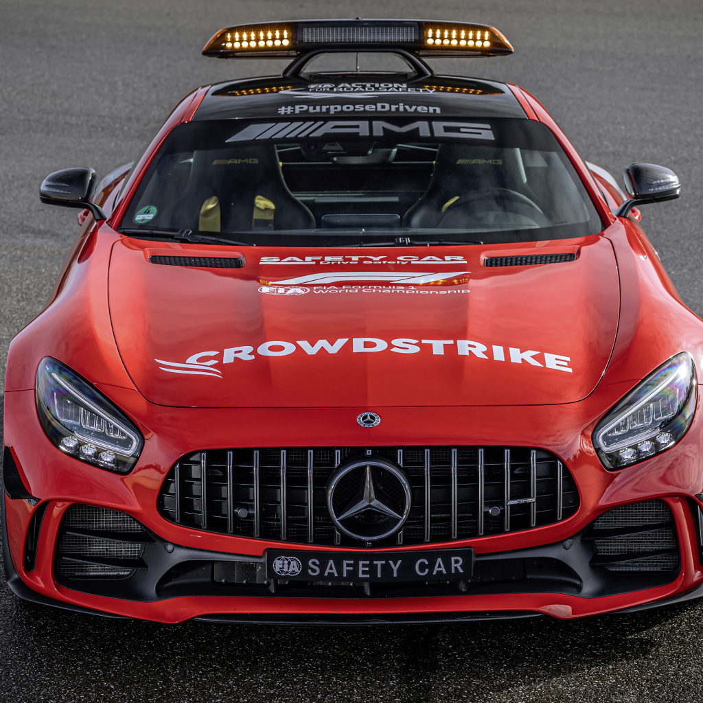 Красный автомобиль Mercedes-AMG GT R F1 Safety Car 2021 года вид спереди
