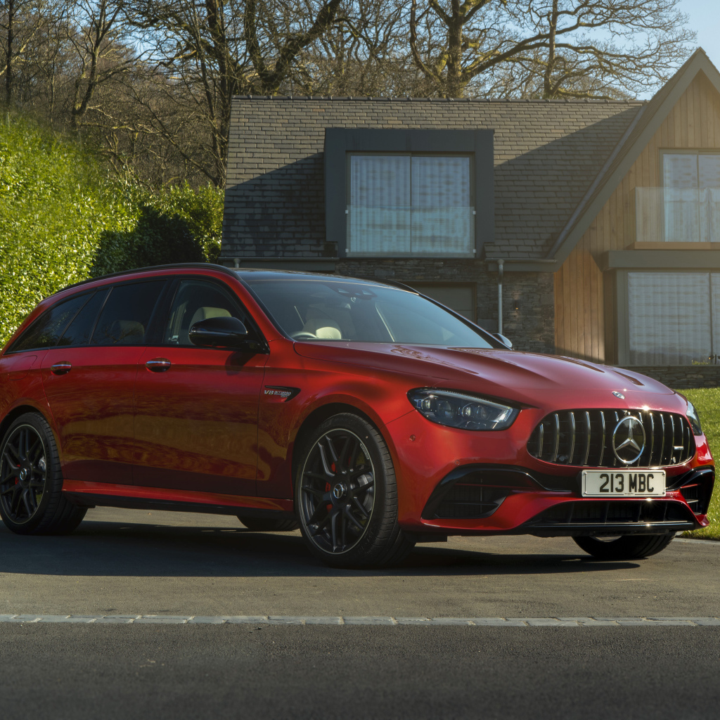 Красный Mercedes-AMG E 63 S 4MATIC+ у дома