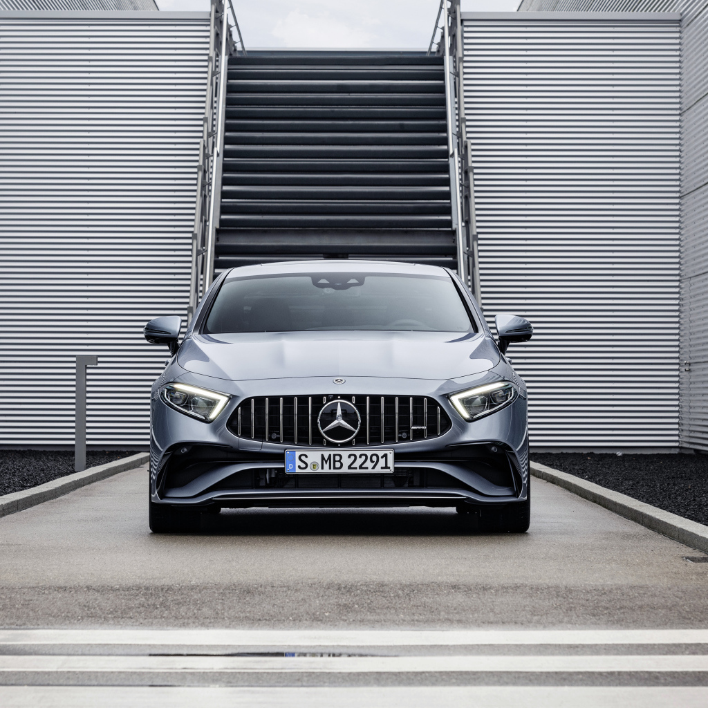 Серебристый автомобиль Mercedes-AMG CLS 53 4MATIC+ 2021 года