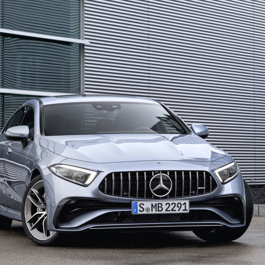 Серебристый автомобиль Mercedes-AMG CLS 53 4MATIC+ 2021 года у здания