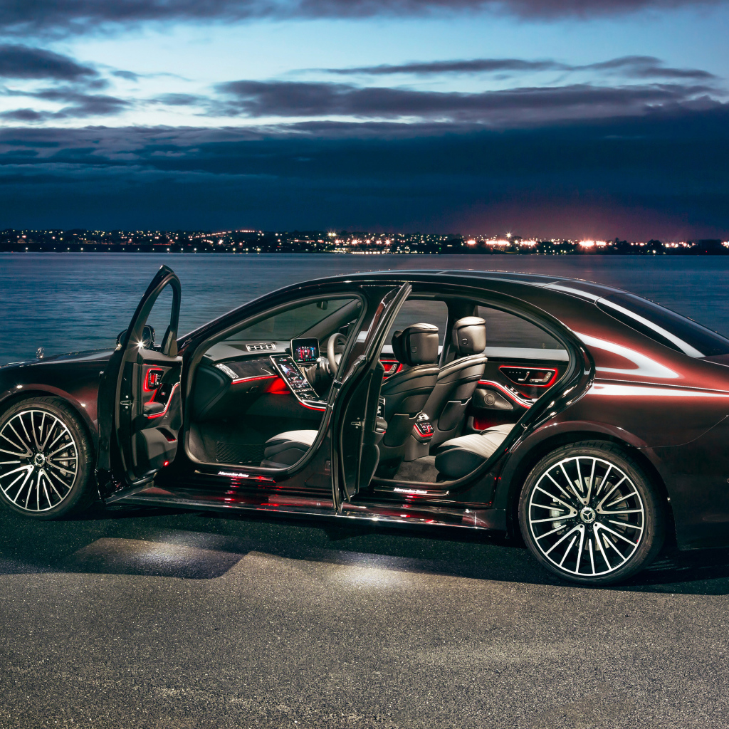 Стильный Mercedes-Benz S 450 Lang 4MATIC AMG Line 2021 года с открытыми дверями