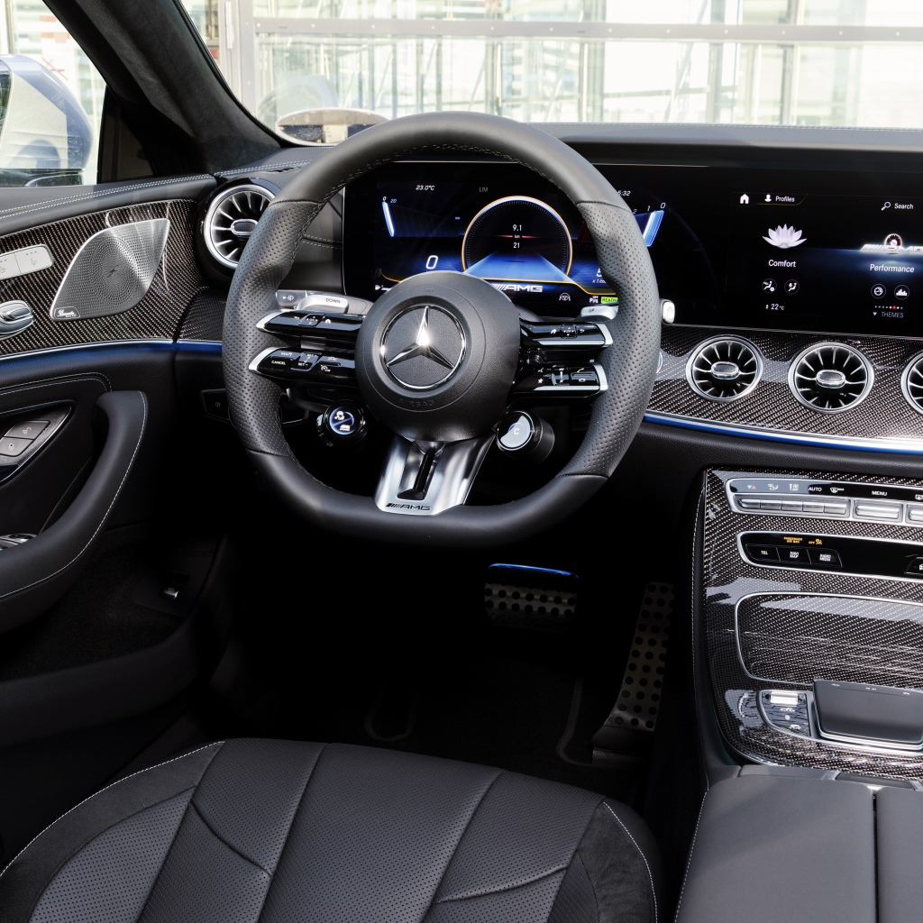 Стильный черный салон  автомобиля Mercedes-AMG CLS 53 4MATIC+ 2021 года