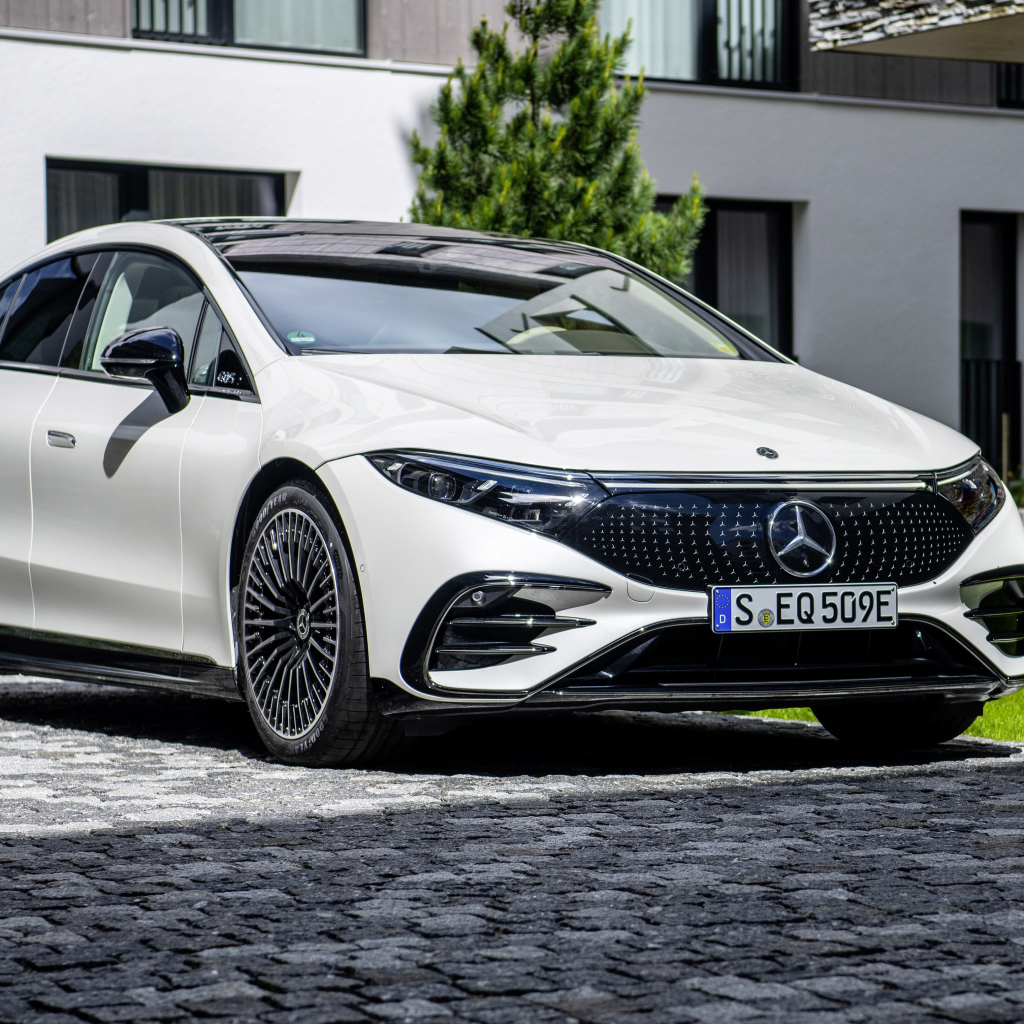 Белый Mercedes-Benz EQS 580, 2021 года у дома