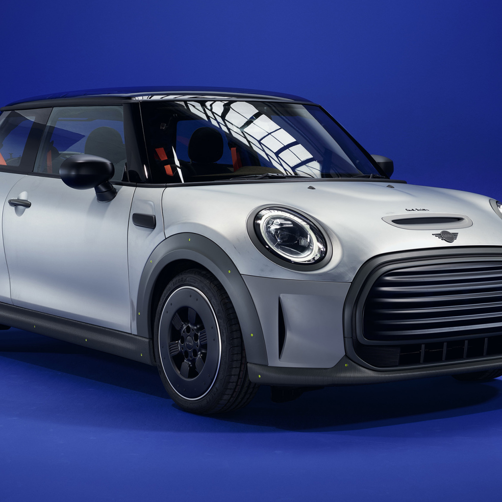 Автомобиль MINI STRIP, 2021 года на синем фоне