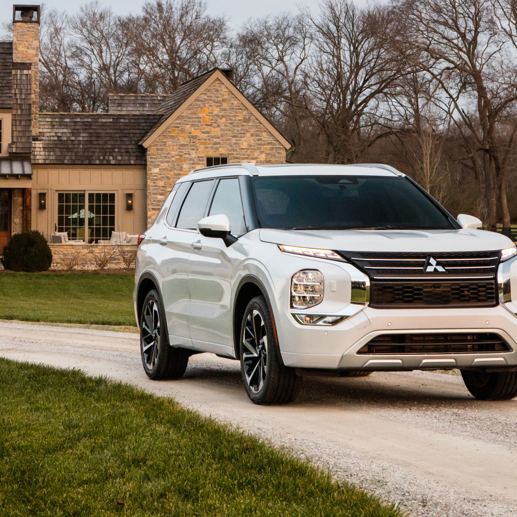 Белый внедорожник  Mitsubishi Outlander SEL, 2021 года у дома