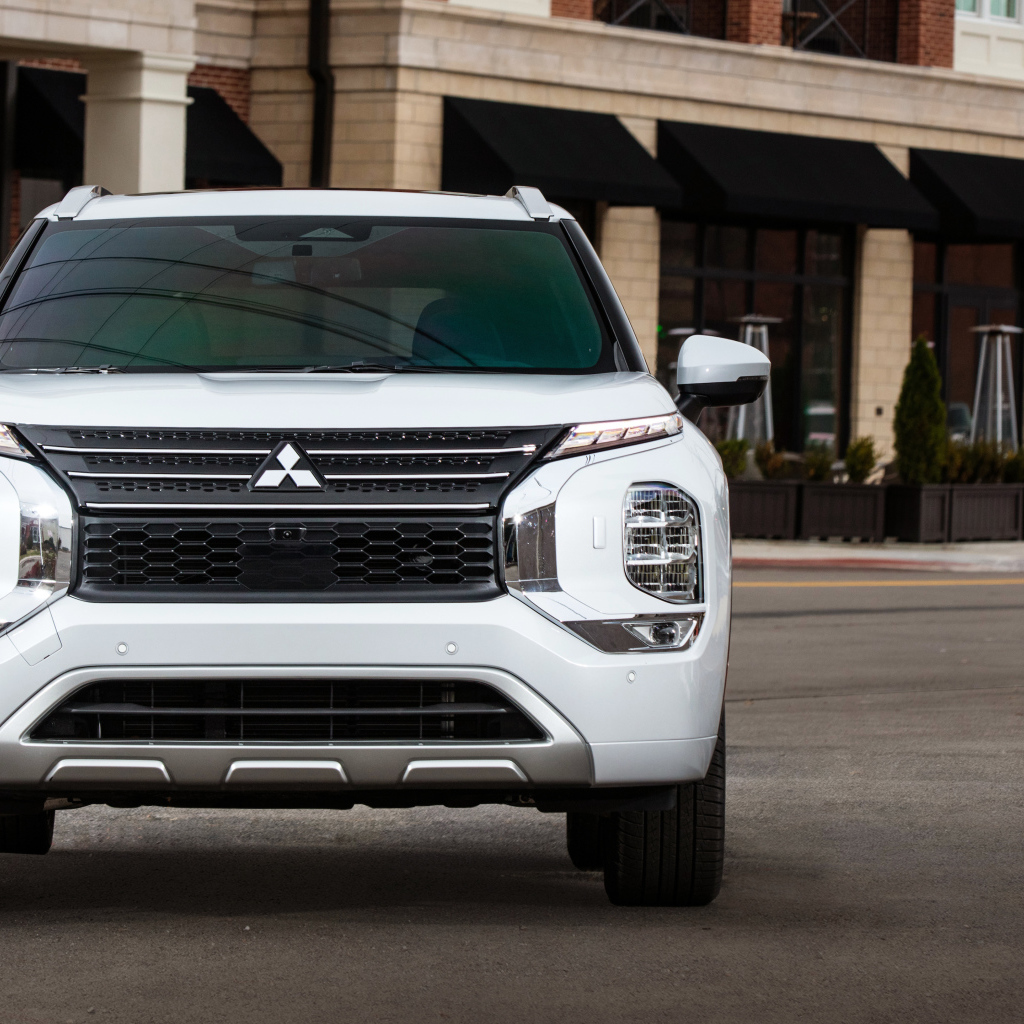 Белый Mitsubishi Outlander SEL, 2021 года вид спереди