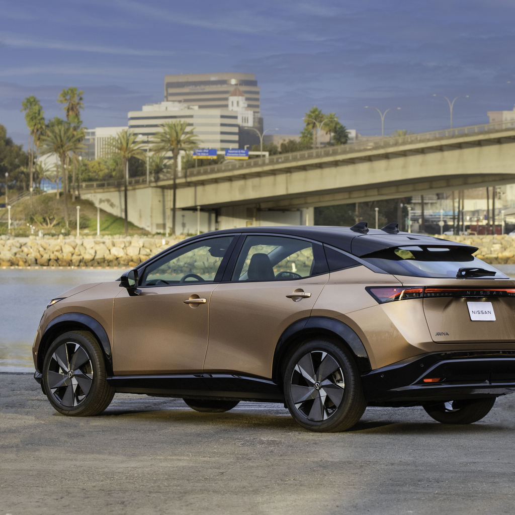 Автомобиль Nissan Ariya SL E-4orce, 2021 года вид сзади