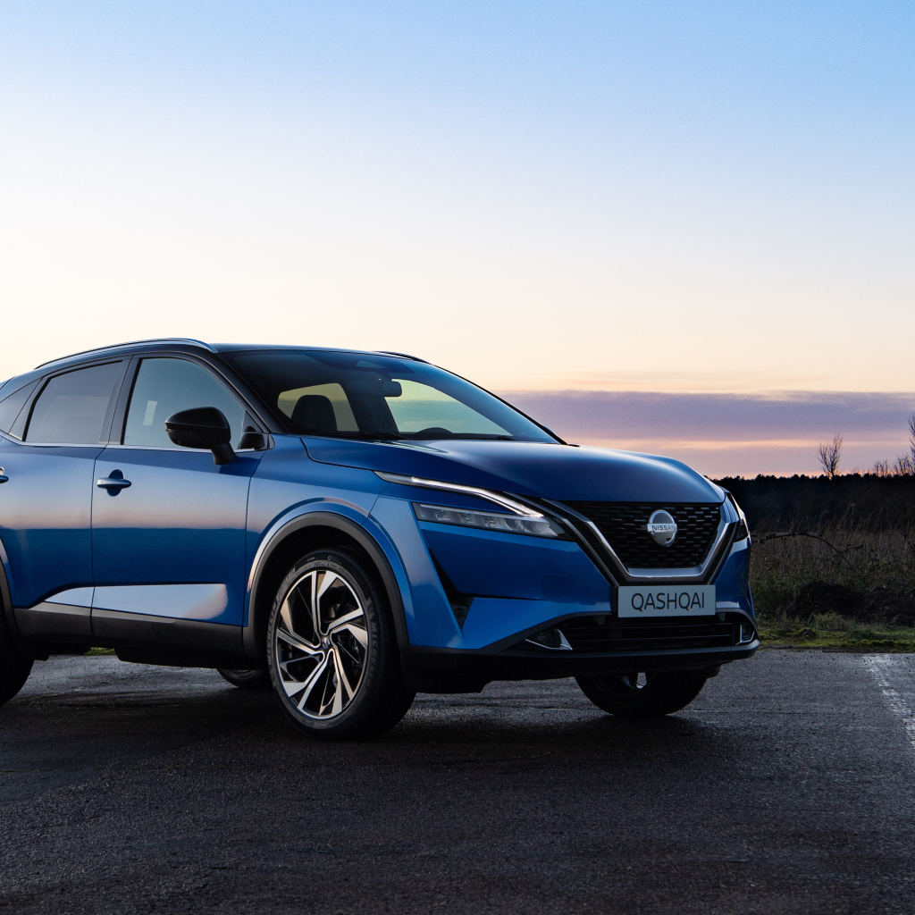 Внедорожник Nissan Qashqai 2021 года на фоне заката