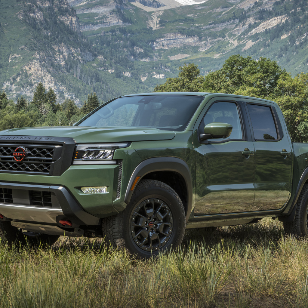 Внедорожник Nissan Frontier Pro-4X, 2022 года в горах