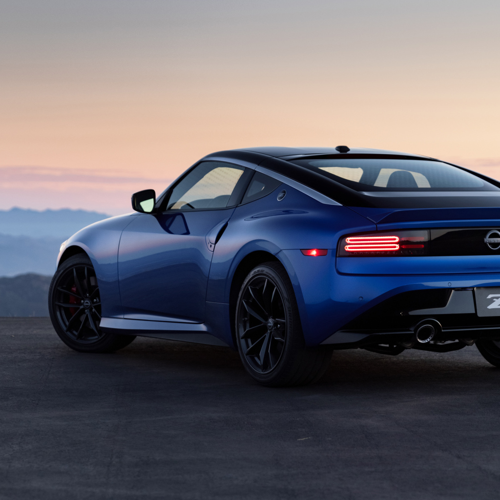 Синий  Nissan Z Performance, 2023 года вид сзади