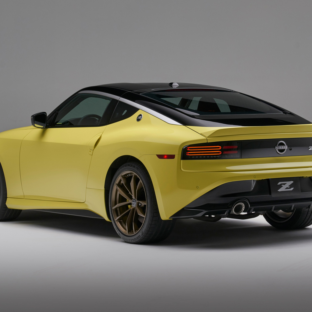 Желтый автомобиль Nissan Z, 2023 года вид сзади