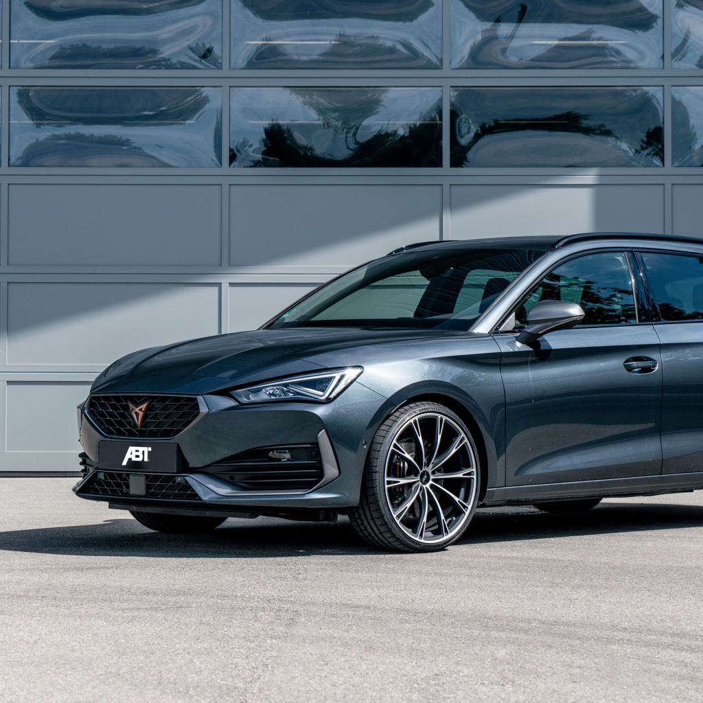 Автомобиль ABT Cupra León Sportstourer 2021  года вид спереди