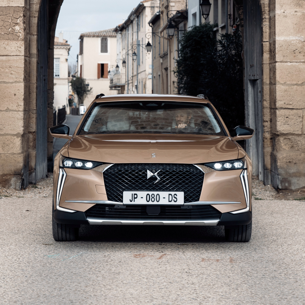 Автомобиль DS 4 Cross 2021 года вид спереди