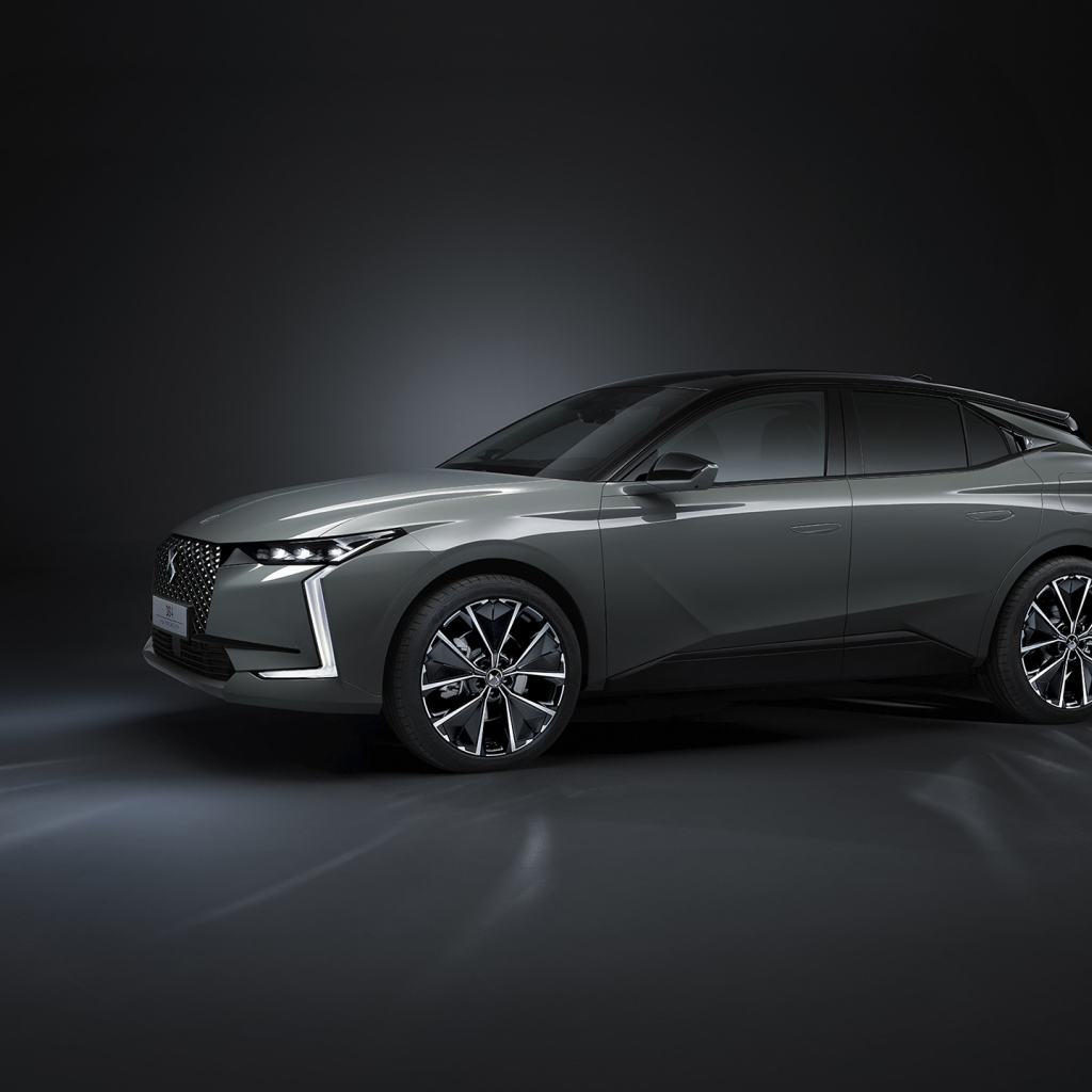 Автомобиль DS 4 E-Tense La Première 2021 года на черном фоне