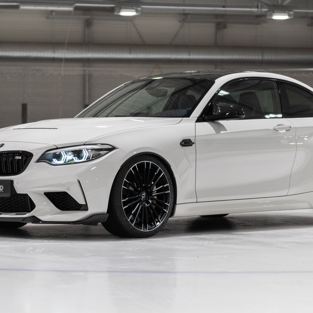 Белый автомобиль G-Power G2M CS Bi-Turbo 2021 года на льду