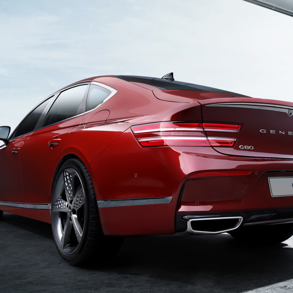 Красный автомобиль Genesis G80 Sport 2021 года вид сзади