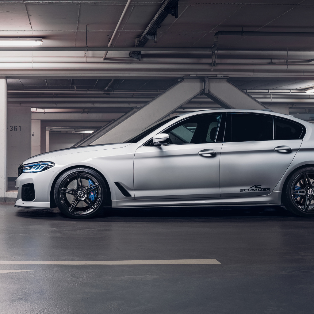 Серебристый автомобиль Schnitzer ACS5 3.0d 2021 года вид сбоку