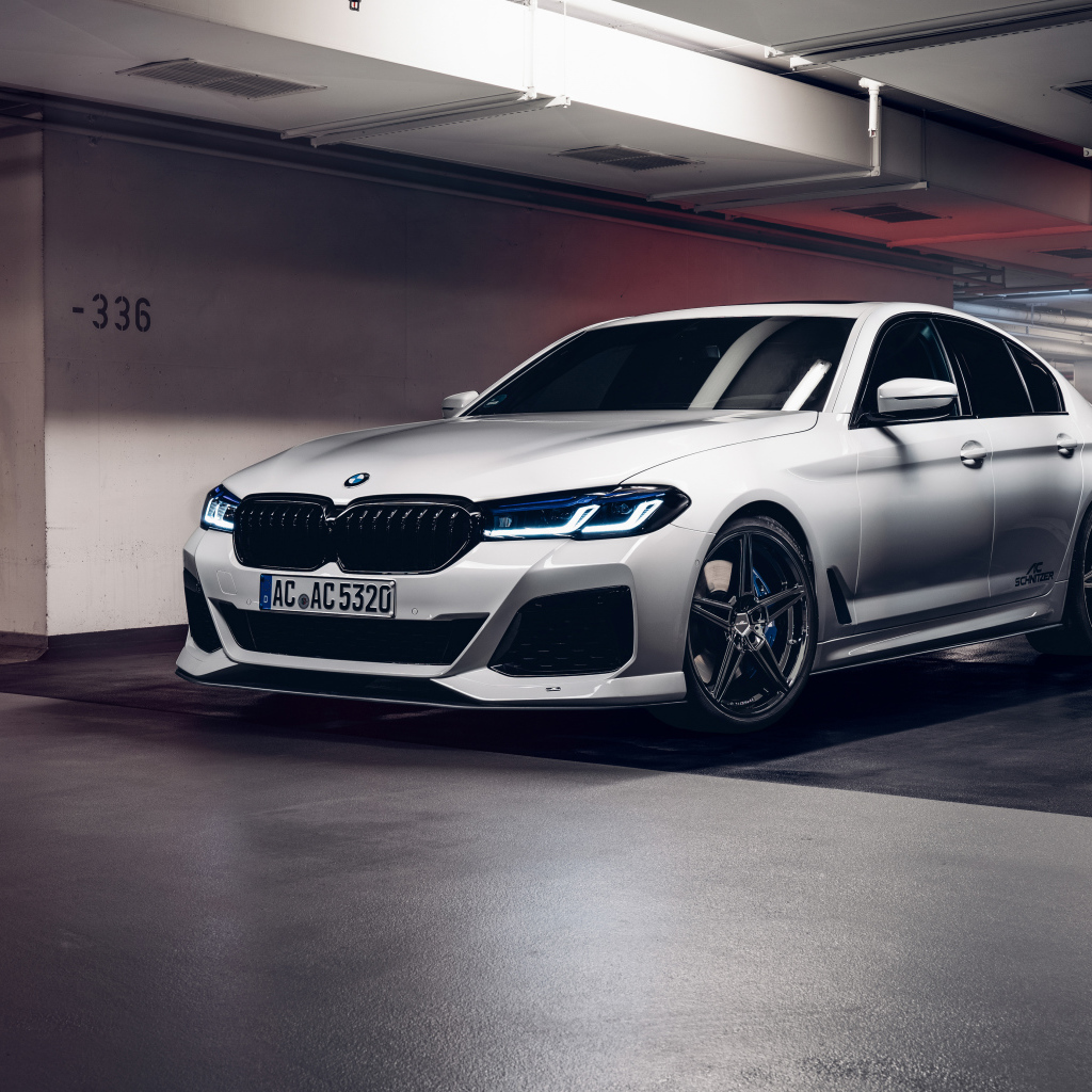 Автомобиль Schnitzer ACS5 3.0d 2021 года выезжает с парковки