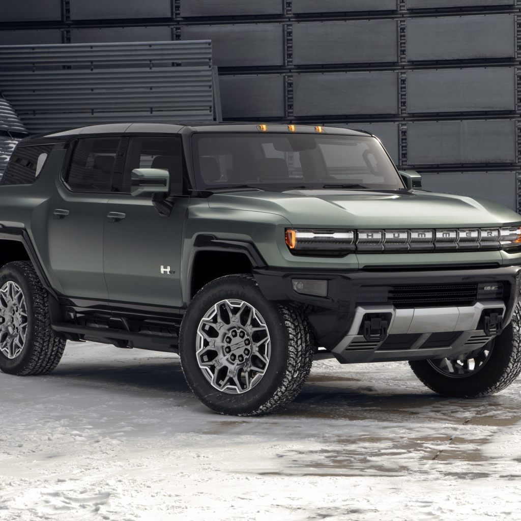 Внедорожник GMC Hummer EV, 2024 года на фоне стены