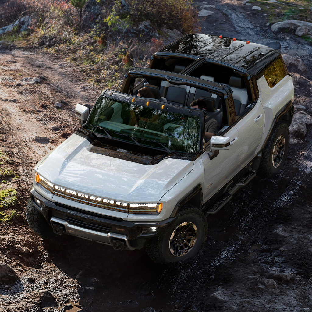 Автомобиль GMC Hummer EV, 2024 года вид сверху