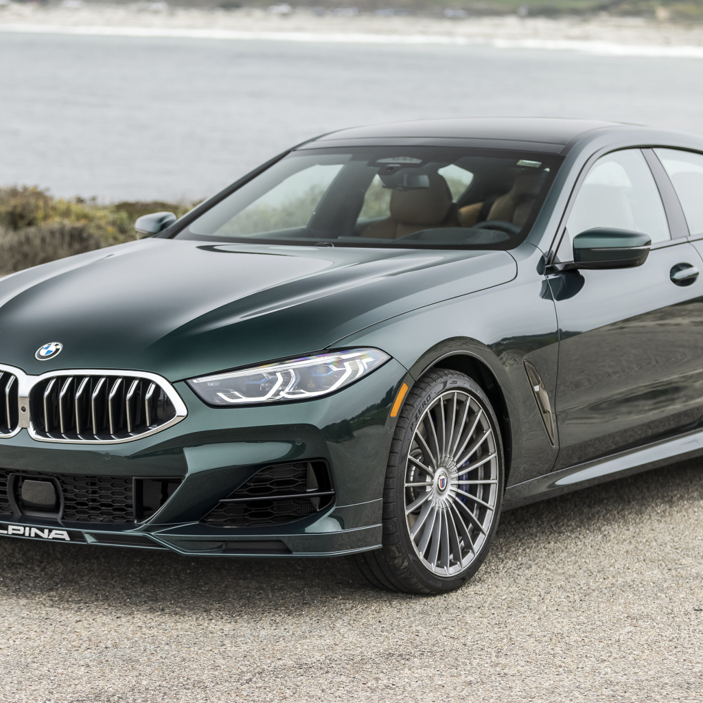 Зеленый автомобиль Alpina B8 Gran Coupé, 2022 года