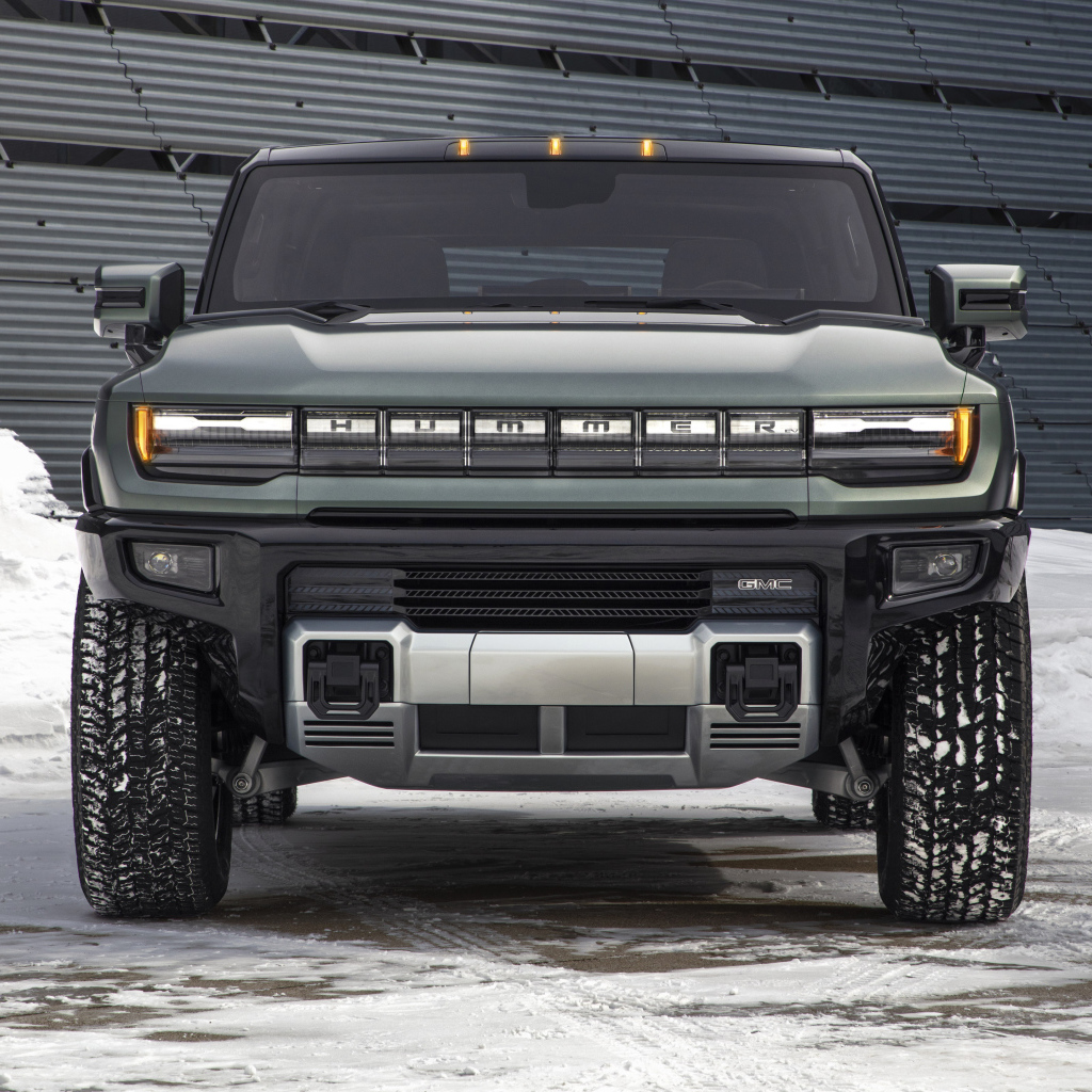 Джип GMC Hummer EV, 2024 года на снегу