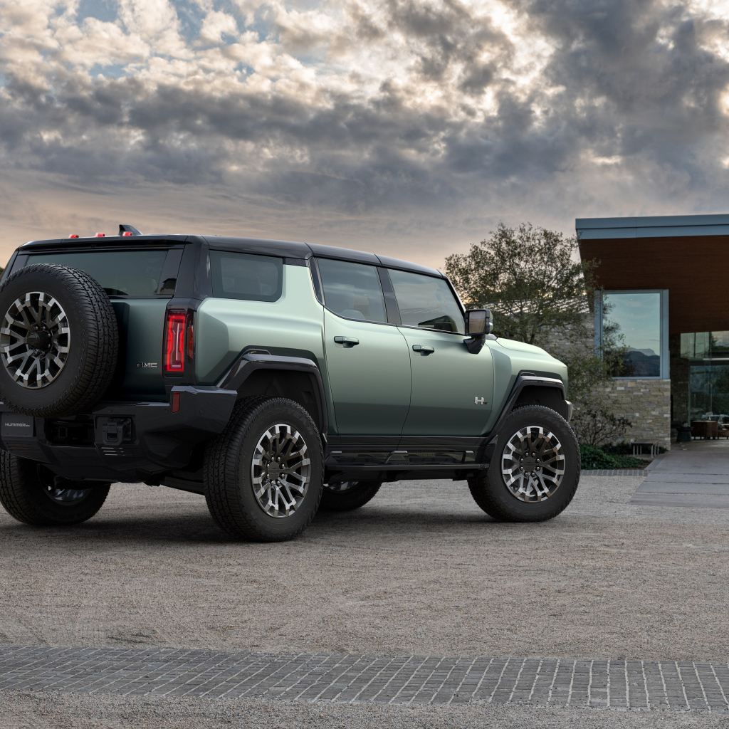 Внедорожник  GMC Hummer EV, 2024  на фоне неба