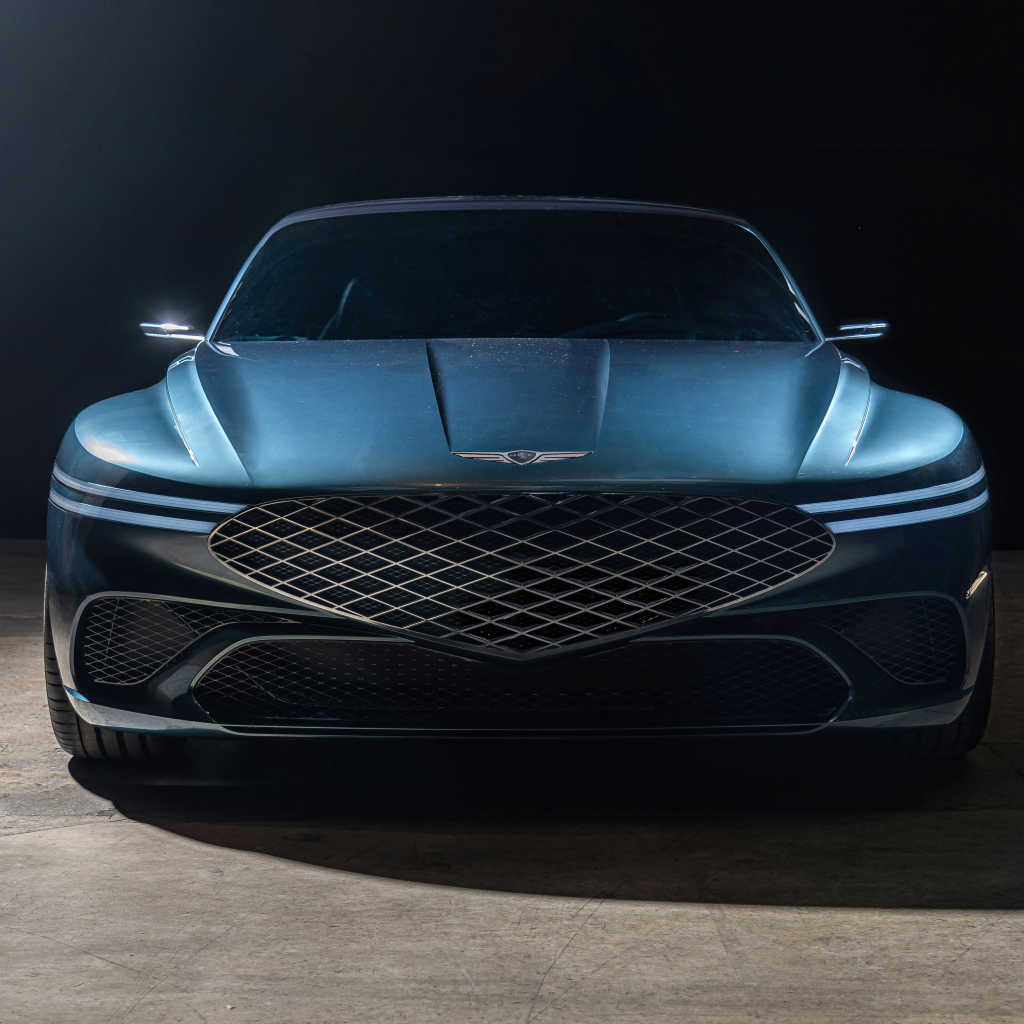 Серебристый Genesis X Concept 2021 года вид спереди