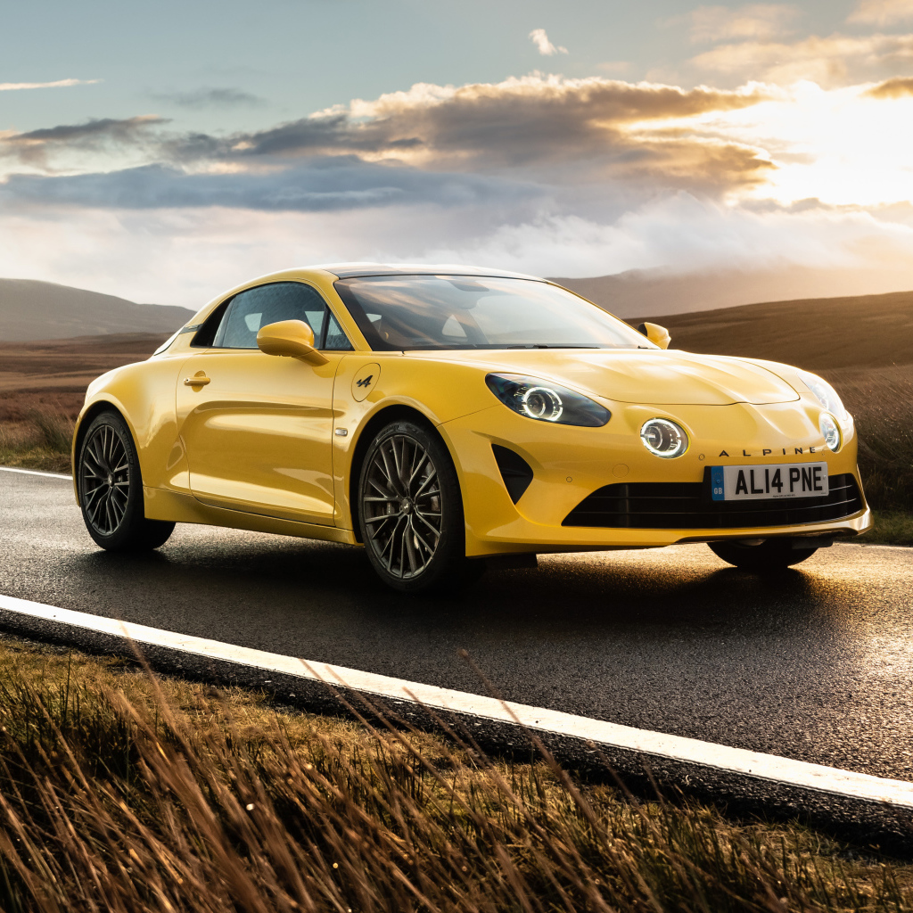 Желтый автомобиль Alpine A110, 2021 года на фоне заката