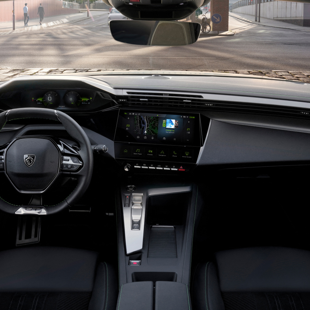 Черный кожаный салон автомобиля Peugeot 308 SW GT 2021 года