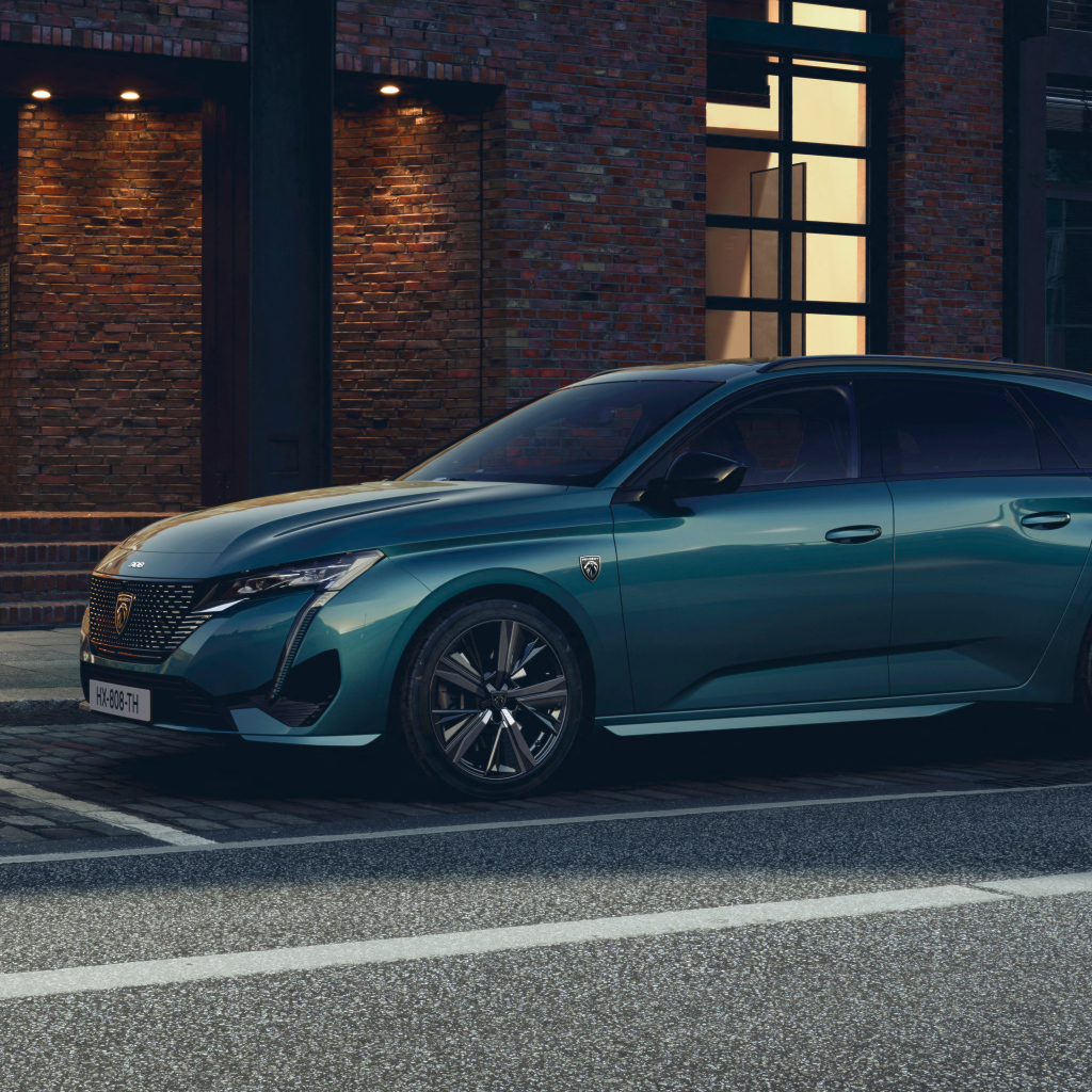 Автомобиль Peugeot 308 SW GT 2021 года вид сбоку